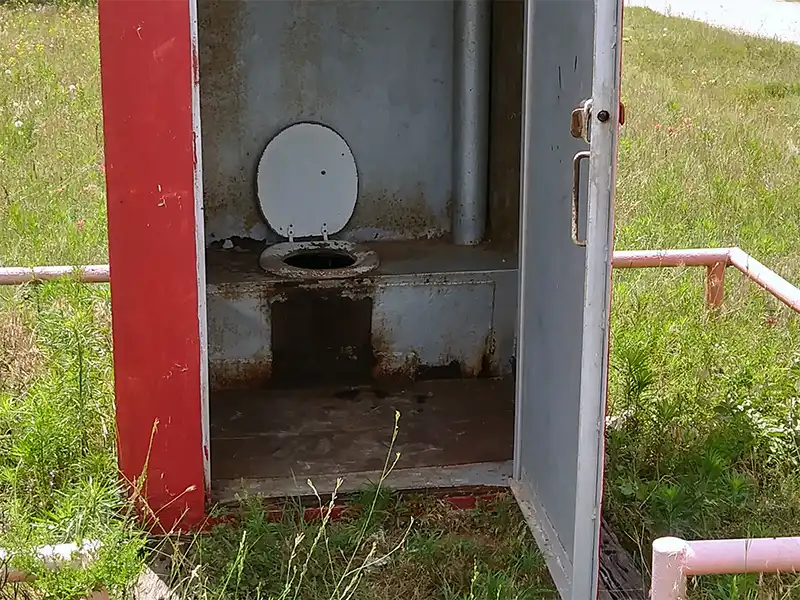 photo of a dirty porta-potty at boone park, lake nocona, texas