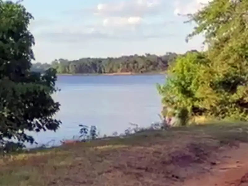 photo of the shoreline at pleasure point park at lake winnsboro texas